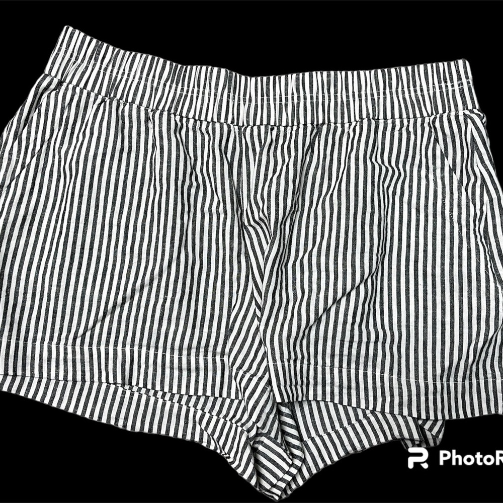 Size XL striped shorts. Seersucker blue and white.